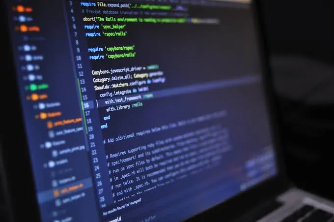 Código fuente en la pantalla de una laptop